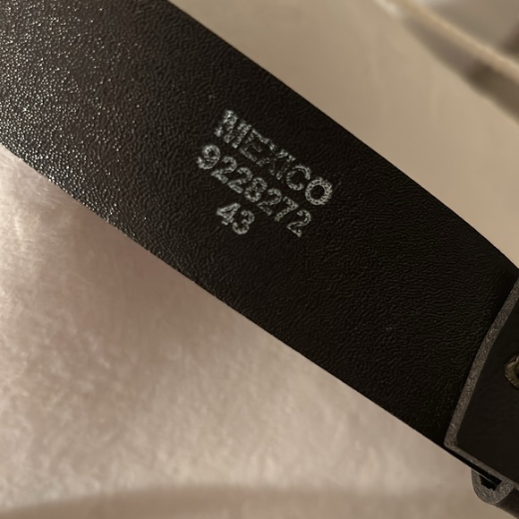 Vintage brown made in Mexico Belt With 2 metal riveted side designs near buckle - Picture 6 of 7